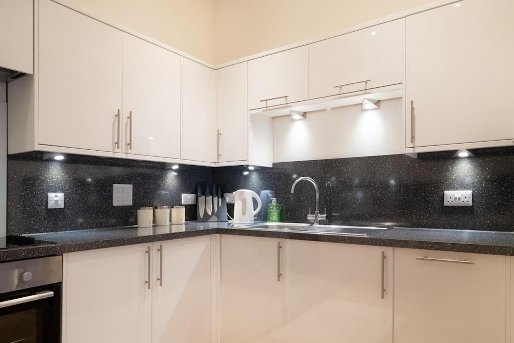 2 Bed 2 Bath Spacious Apartment In Central Aberdeen Exterior photo
